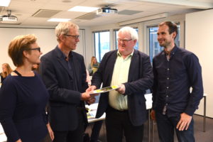 Marianne Bang Hansen, Trond Heir og Audun Brunes overleverer rapporten til leder Terje Andre Olsen i Blindeforbundet.