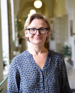 Marianne Bang Hansen står i gang på Gaustad og smiler